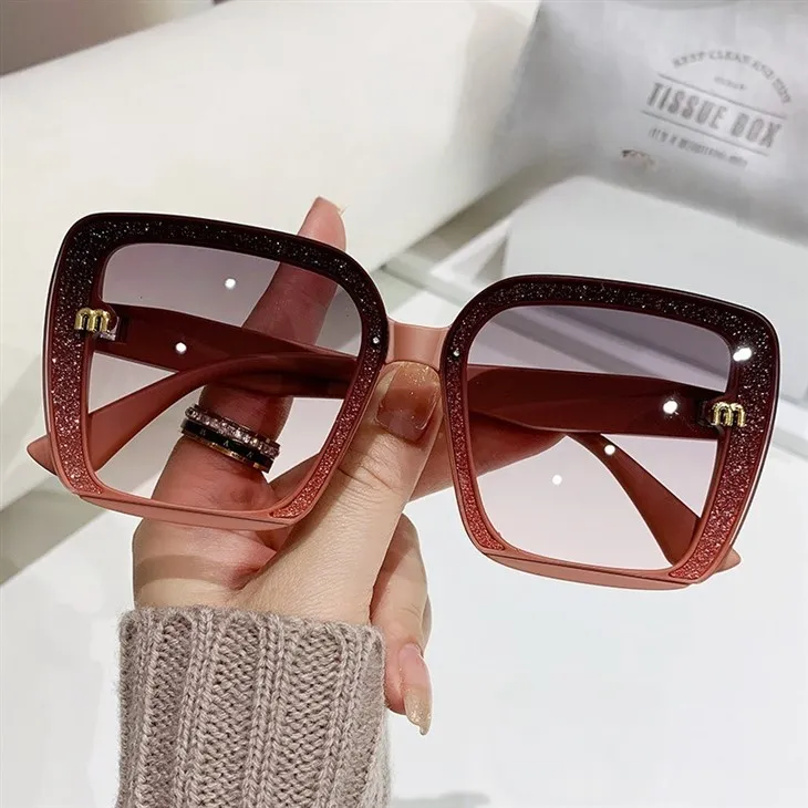 2024. aasta uued naiste päikeseprillid